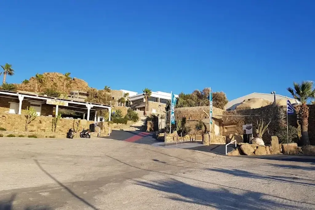 Cavo Paradiso's entrance